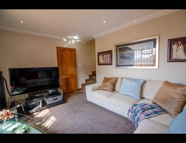 4 BEDROOM HOUSE FOR SALE IN CONSTANTIA KLOOF